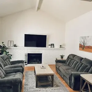Delightful 4br Nr Downtown W Fireplace Reno